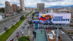 Una valla publicitaria muestra una imagen del expresidente colombiano Álvaro Uribe y dice Uribe Inocente en una calle de Bogotá el 27 de julio de 2025.