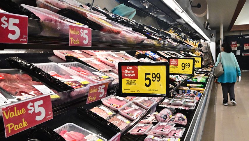 Un cliente observa los precios de productos cárnicos en un mercado de Estados Unidos.
