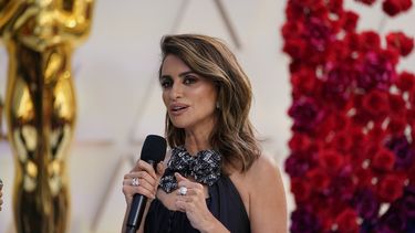 Penélope Cruz llega a los Óscar el 27 de marzo de 2022 en el Teatro Dolby en Los Angeles. La estrella de Cruz, ubicada en el Paseo de la Fama de Madrid, fue vandalizada la madrugada del domingo 12 de junio de 2022.
