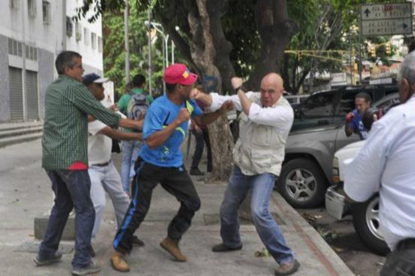 Momento en el que Torrealba en agredido por varias personas simpatizantes del chavismo (TWITTER/@Anto_AsCer)