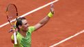 El español Rafael Nadal reacciona después de ganar su partido individual masculino contra el australiano Jordan Thompson en la cancha Philippe-Chatrier en el segundo día del torneo de tenis Roland-Garros Open