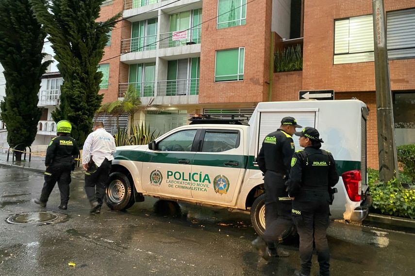 Agentes de policía trabajan en el lugar donde los activistas venezolanos Luis Alejandro Peche y Yendri Velásquez fueron baleados en Bogotá el 13 de octubre de 2025.
