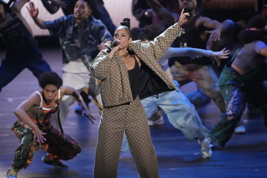 Alicia Keys se presenta junto a miembros de la compañía de Hells Kitchen en la 77 entrega de los Premios Tony el domingo 16 de junio de 2024, en Nueva York.