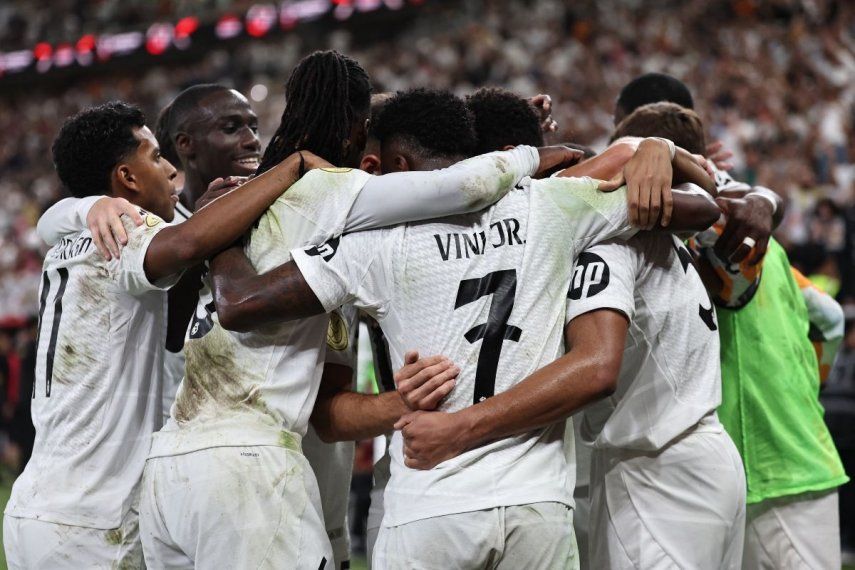 Jugadores del Real Madrid celebran luego del primer gol del equipo ante el Mallorca, el 9 de enero de 2025.