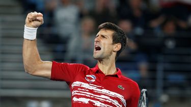 Novak Djokovic, de Serbia, celebra tras ganar un punto contra el español Rafael Nadal en la final de la Copa ATP en Sydney el domingo, 12 de diciembre del 2020. Djokovic ganó 6-2, 7-6 (4) 