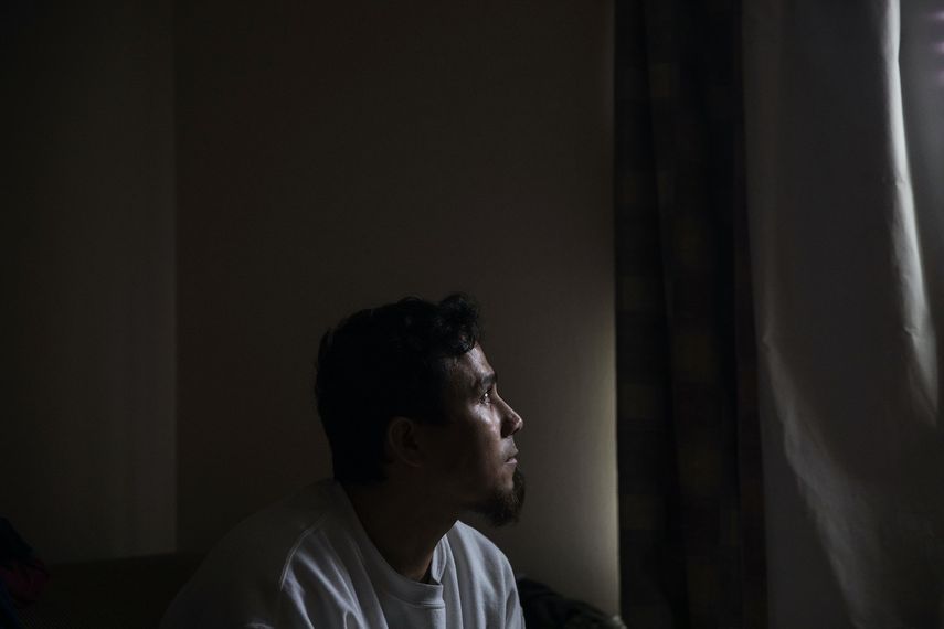 En imagen del viernes 3 de abril de 2020, Jos&eacute; Mart&iacute;nez, que se dedica a pintar casas, mira por la ventana en su hogar en Greenfield, Massachusetts.&nbsp;