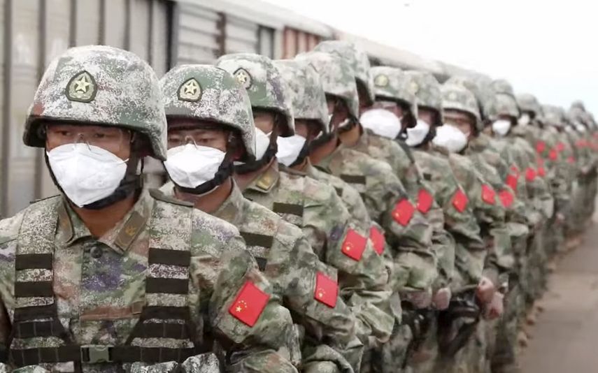 En esta imagen, tomada de un video distribuido por la oficina del prensa del Ministerio de Defensa de Rusia el 29 de agosto de 2022, soldados chinos llegan a la estación de tren de Grodekovo para participar en maniobras militares, en Grodekovo, Primorsky Krai, Rusia.&nbsp;