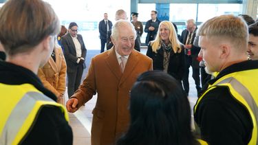 El rey Carlos III de Gran Bretaña se reúne con un grupo de aprendices que trabajaron en el teleférico DART, muchos de los cuales ahora han hecho la transición a un empleo permanente, durante su visita a la estación Luton DART Parkway, en Luton, al norte de Londres, el 6 de diciembre de 2022.
