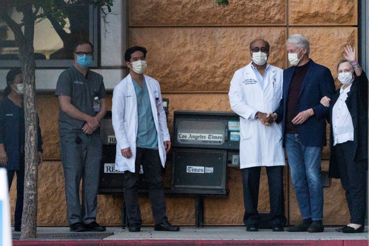 El expresidente Bill Clinton, acompañado de su esposa Hillary Clinton, tras ser dado de alta del Centro Médico Irvine de la Universidad de California, donde pasó cinco días recuperándose de una infección no relacionada con el COVID-19, el 17 de octubre de 2021. El expresidente Bill Clinton, acompañado de su esposa Hillary Clinton, tras ser dado de alta del Centro Médico Irvine de la Universidad de California, donde pasó cinco días recuperándose de una infección no relacionada con el COVID-19, el 17 de octubre de 2021.