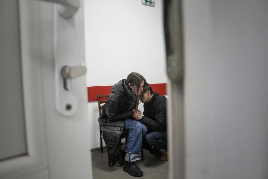 Marina Yatsko y su novio Fedor se consuelan después de que su hijo de 18 meses, Kirill, muriera en un bombardeo en un hospital en Mariupol, Ucrania, el viernes 4 de marzo de 2022.&nbsp;