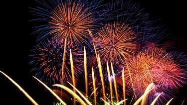 Una lluvia de fuegos artificiales anuncia la celebración de la gran fiesta.