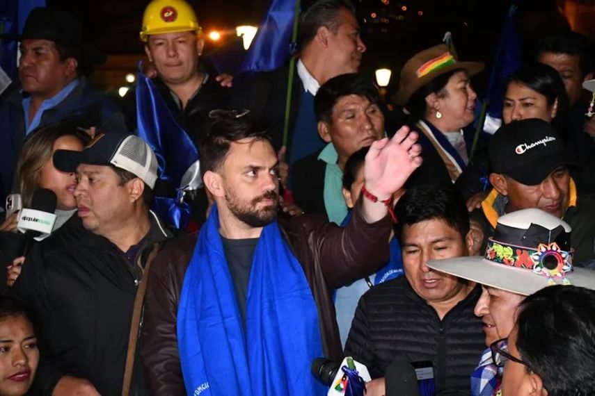 El ministro de Gobierno, Eduardo del Castillo (i), saluda durante un acto en La Paz, Bolivia.