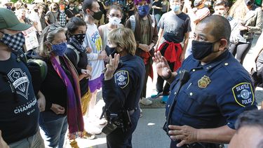 Policía de Seattle dialoga con manifestantes.