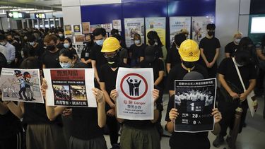 Manifestantes en Hong Kong ocupan la estación del tren suburbana Yuen Long, miércoles 21 de agosto de 2019, donde en julio los atacaron violentamente hombres vestidos con camisetas blancas.&nbsp; 