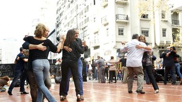 Varias parejas bailan en la principal avenida de Montevideo para bailar tango y rendirle homenaje al compositor y cantante rioplatense&nbsp;Carlos&nbsp;Gardel.