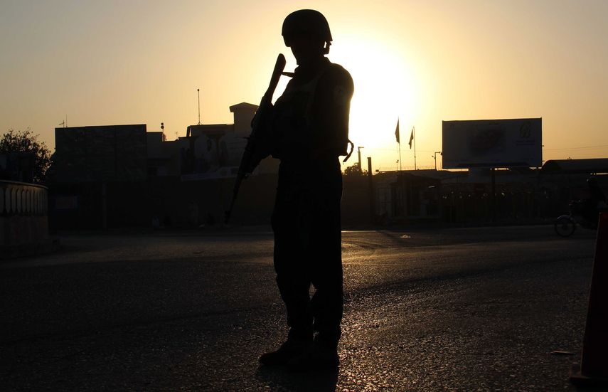 Militares custodian los puestos de control en Kandahar, Afganistán, donde la seguridad&nbsp; se ha intensificado tras los ataques mortales contra mezquitas y los funcionarios de seguridad afganos se cobraron más de 120 vidas en Kabul, Ghor y la provincia de Helmand .&nbsp;&nbsp;