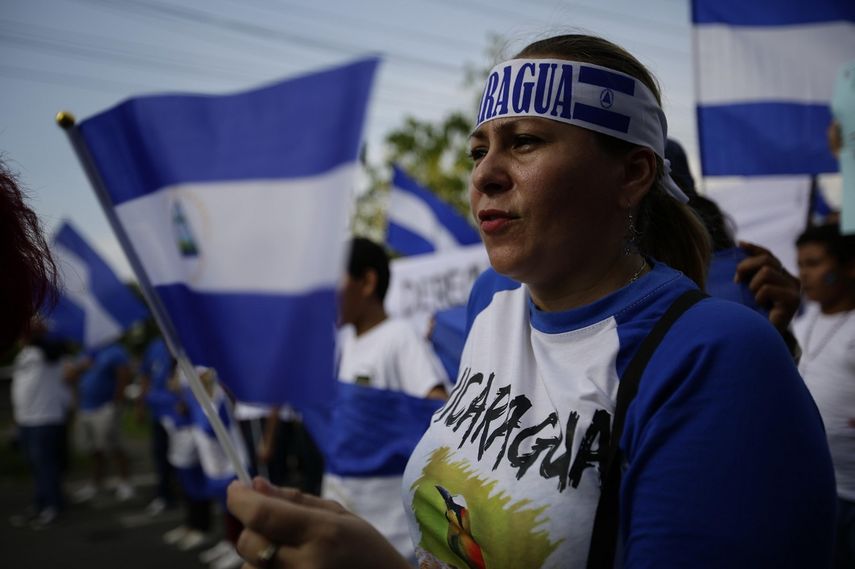 Una mujer participa en una concentración para recordar al estudiante Álvaro Conrado, en el Instituto Loyola de Managua, una de las víctimas más jóvenes que ha dejado esta crisis en Nicaragua.&nbsp;