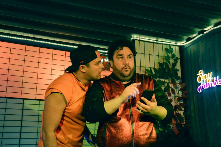 De izquierda a derecha, Lieter Ledesma y Yusnel Suárez interpretan la pieza teatral Dios aprieta.