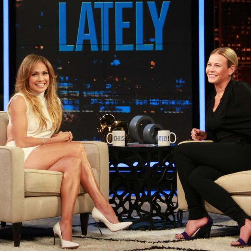 Jennifer Lopez publicó esta foto de su visita al show Chelsea Lately. (TWITTER)