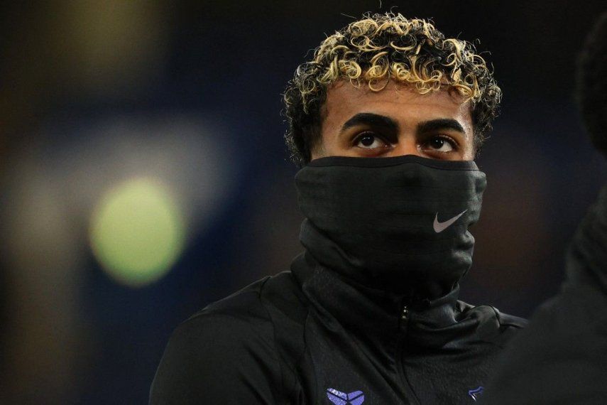 El delantero español del Barcelona, Lamine Yamal, calienta antes del partido de la fase liguera de la UEFA Champions League entre el Chelsea y el Barcelona en Stamford Bridge, Londres, el 25 de noviembre de 2025.&nbsp;