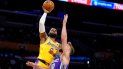 LeBron James, izquierda, de los Lakers de Los Ángeles, intenta encestar frente a Domantas Sabonis, de los Kings de Sacramento, en partido del lunes 3 de octubre de 2022, en Los Ángeles. 