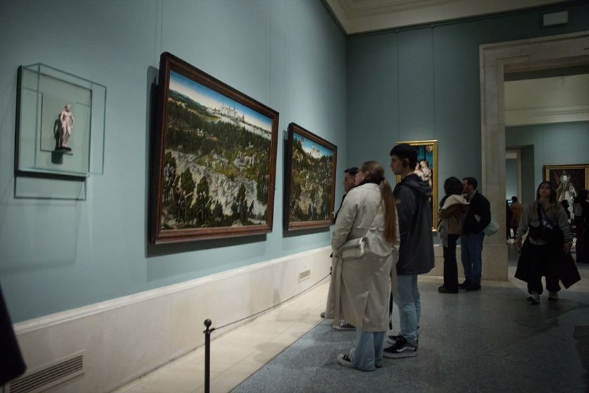 Varias personas durante una visita al Museo del Prado la noche del 2 de marzo de 2024, en Madrid (España).