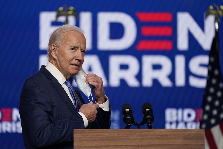 El candidato presidencial demócrata Joe Biden se quita la mascarilla para hablar, 6 de noviembre de 2020, en Wilmington, Delaware.&nbsp;
