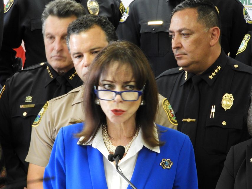 Dos oficiales de Miami-Dade son acusados por contrabandear artículos en ...