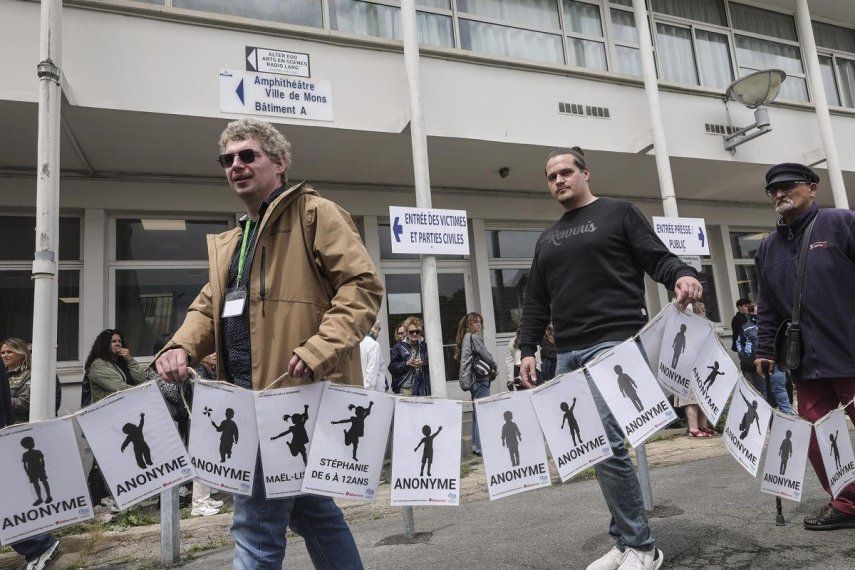Vannes (Francia), 28/05/2025.- Personas, incluidas víctimas, portan pancartas en representación de las víctimas de Joel Le Scouarnec el día del veredicto del juicio contra el cirujano francés en Vannes, Francia, el 28 de mayo de 2025. Un tribunal francés condenó el 28 de mayo al cirujano jubilado Joel Le Scouarnec a 20 años de prisión por la violación y agresión sexual agravada de 299 víctimas, la mayoría menores de edad, delitos cometidos entre 1986 y 2014.&nbsp;&nbsp;