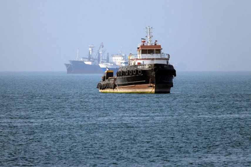 El remolcador Basim, con bandera iraní, navega cerca de un barco anclado en el Estrecho de Ormuz frente a Bandar Abbas en el sur de Irán.