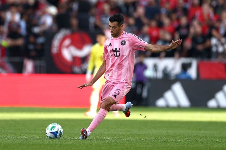 El español Sergio Busquets, del Inter Miami, patea el balón durante un partido ante el Toronto FC, el 27 de septiembre de 2025.