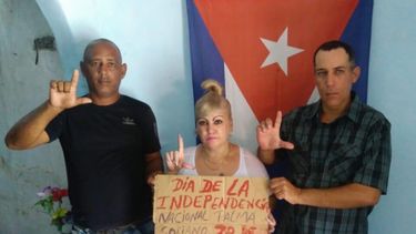 Integrantes de la Alianza Democrática Oriental en Palma Soriano celebran el 20 de mayo. 