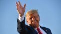 El presidente de Estados Unidos, Donald Trump, saluda al salir de un mitin en el Aeropuerto Internacional de Tucson en Tucson, Arizona, el 19 de octubre de 2020.El presidente de Estados Unidos, Donald Trump, atacó al principal científico del gobierno Anthony Fauci en una llamada con el personal de la campaña el 19 de octubre de 2020, sugiriendo la El médico respetado y popular era un idiota. El presidente de Estados Unidos, Donald Trump, saluda al salir de un mitin en el Aeropuerto Internacional de Tucson en Tucson, Arizona, el 19 de octubre de 2020.El presidente de Estados Unidos, Donald Trump, atacó al principal científico del gobierno Anthony Fauci en una llamada con el personal de la campaña el 19 de octubre de 2020, sugiriendo la El médico respetado y popular era un idiota.