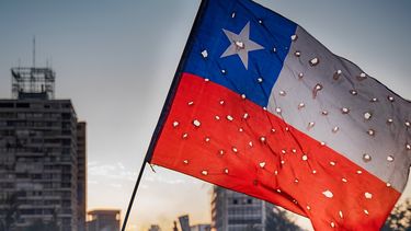 La bandera chilena en un evento en la calle.&nbsp;