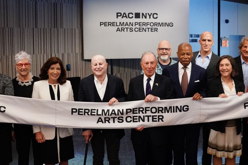 La gobernadora de Nueva York Kathy Hochul, Ron Perelman, el exalcalde de la ciudad de Nueva York Michael Bloomberg y el actual alcalde Eric Adams sostienen una cinta en el Perelman Performing Arts Center (Perelman de las Artes Escénicas) en la apertura de prensa y ceremonia de inauguración el 13 de septiembre de 2023 en Nueva York.