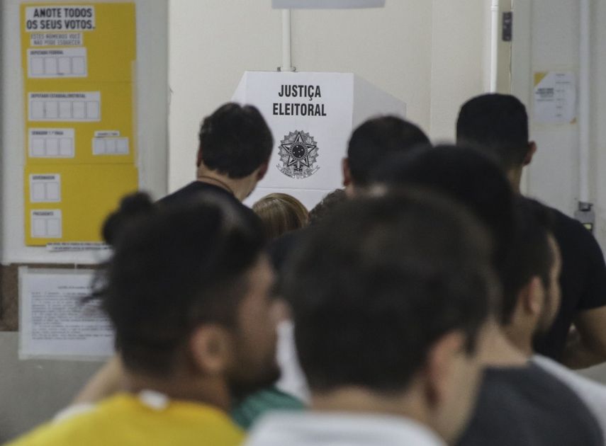 Varias personas acuden a votar este domingo 7 de octubre de 2018, en Río de Janeiro.