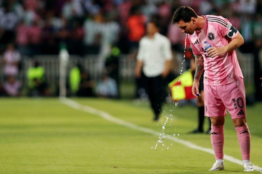El atacante argentino Lionel Messi, del Inter Miami, escupe agua durante un partido amistoso en Medellín, el 31 de enero de 2026.