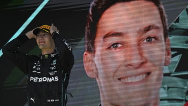 El piloto británico de Mercedes, George Russell, celebra en el podio del Gran Premio de Brasil de Fórmula 1, en el Autódromo José Carlos Pace, también conocido como Interlagos, en Sao Paulo, Brasil, el 13 de noviembre de 2022. &nbsp;
