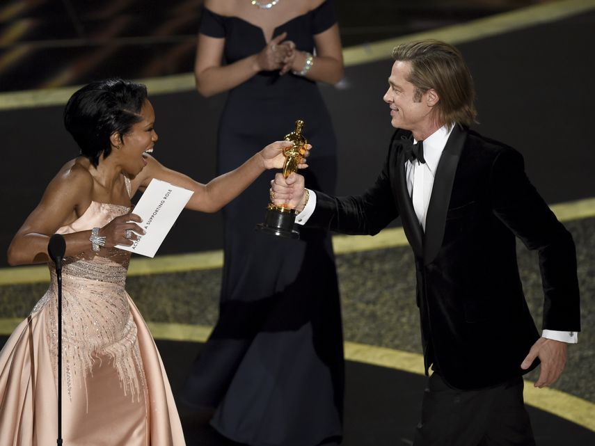 Regina King, izquierda, entrega a Brad Pitt el premio a mejor actor de reparto por Once Upon a Time in Hollywood en los Oscar el domingo nueve de febrero de 2020 en el Teatro Dolby, en Los Angeles. 