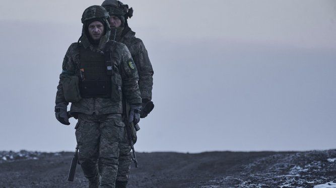 Soldados ucranianos se dirigen a sus posiciones en el frente, cerca de Bájmut, en la provincia de Donetsk, Ucrania, el 9 de febrero de 2023.&nbsp;