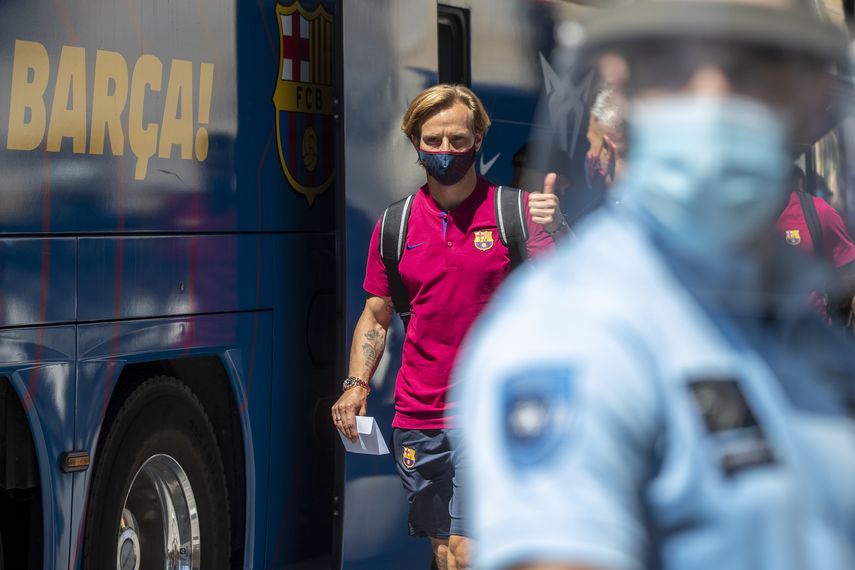 Ivan Rakitic gesticula al llegar con el Barcelona a un hotel en Lisboa para disputar la fase final de la Liga de Campeones, el jueves 13 de agosto de 2020. Rakitic ha firmado contrato con el Sevilla