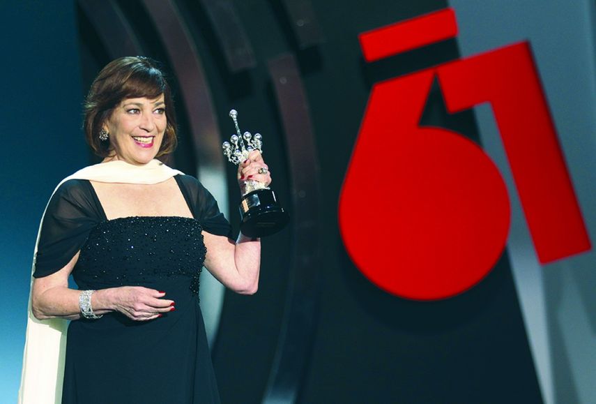 La afamada actriz recibe el premio (EFE)