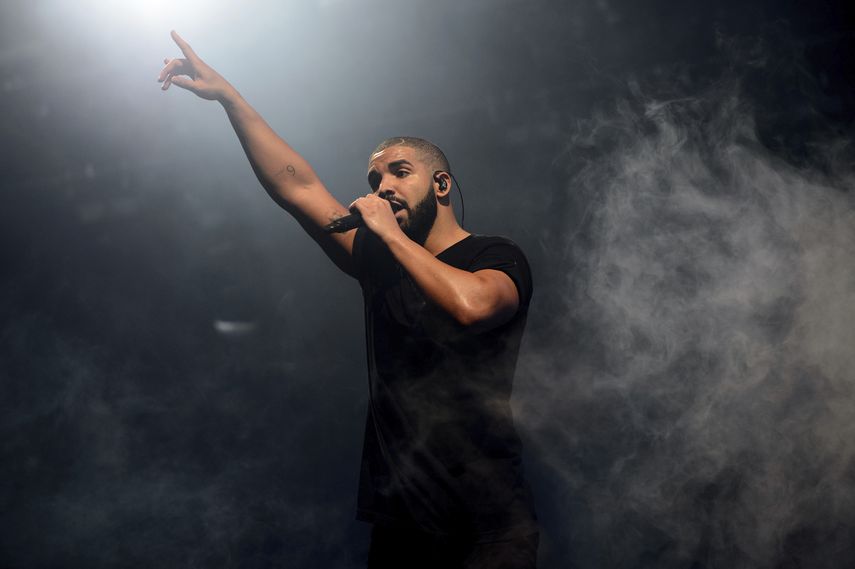 En esta foto del 27 de junio de 2015, el cantante canadiense Drake actúa en el festival Wireless en Finsbury Park, Londres.