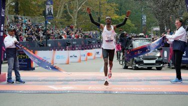 Tamirat Tola de Etiopía celebra haber ganado la 52.ª edición del maratón de la ciudad de Nueva York el 5 de noviembre de 2023. &nbsp;