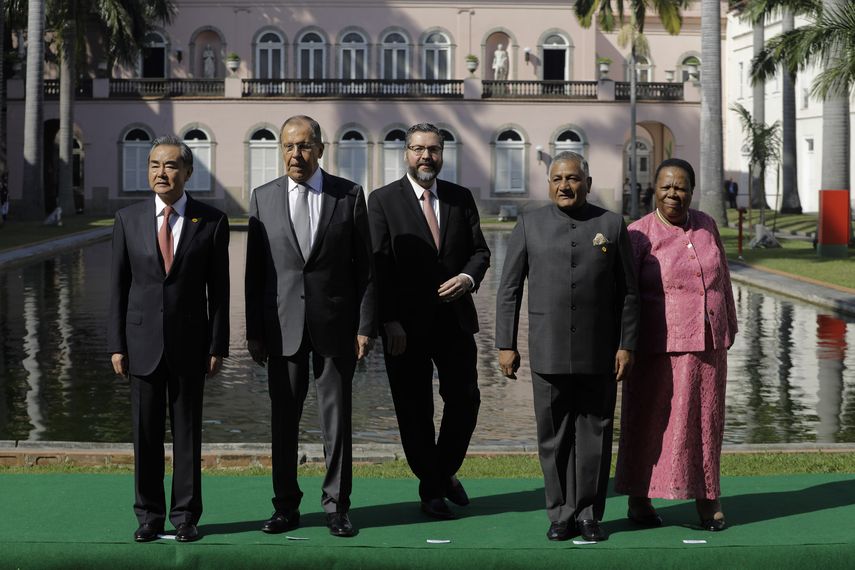 De izquierda a derecha, el canciller chino Wang Yi; el canciller ruso Serguei Lavrov; el canciller brasileño Ernesto Araújo; el ministro de Transportes indio Vijay Kumar Singh y la ministra de Relaciones Internacionales y Cooperación sudafricana Naledi Pandor posan para la foto en la reunión del BRICS, Río de Janeiro, Brasil, viernes 26 de julio de 2019
