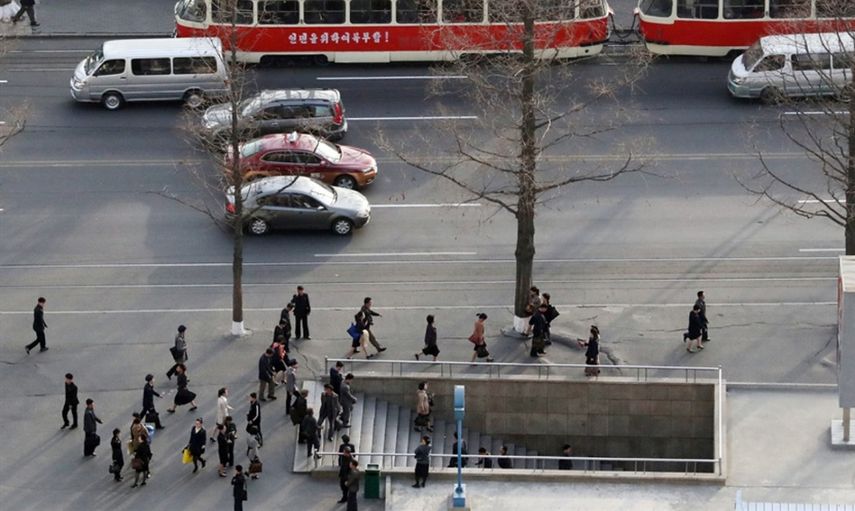 Varias personas entran y salen de una estación del metro en Pyongyang, en Corea del Norte.
