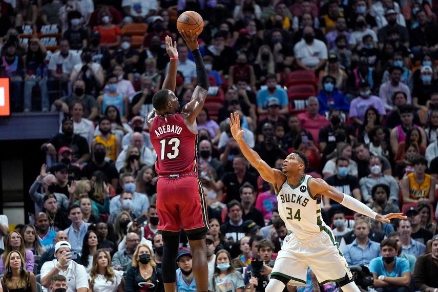 Bam Adebayo, del Heat de Miami, dispara frente a Giannis Antetokounmpo, de los Bucks de Milwaukee