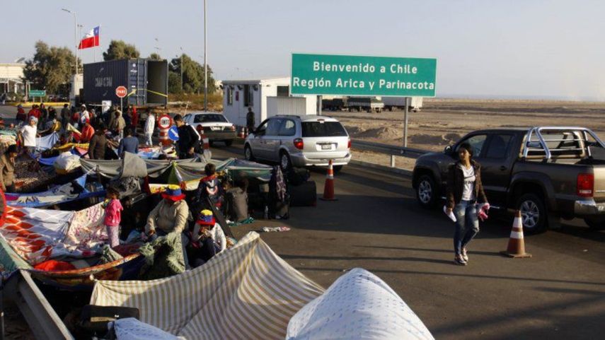 Migrantes venezolanos en la frontera esperan para entrar a Chile. Migrantes venezolanos en la frontera esperan para entrar a Chile.