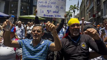 Personas participan en una manifestación de organizaciones sindicales, estudiantiles y gremiales para exigir aumentos salariales&nbsp;
