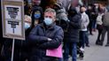 Decenas de personas hacen fila para someterse a una prueba de COVID-19 en Times Square, Nueva York. Decenas de personas hacen fila para someterse a una prueba de COVID-19 en Times Square, Nueva York.
